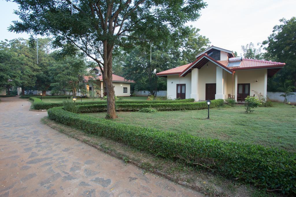 Hotel Chenra Kataragama Exterior photo