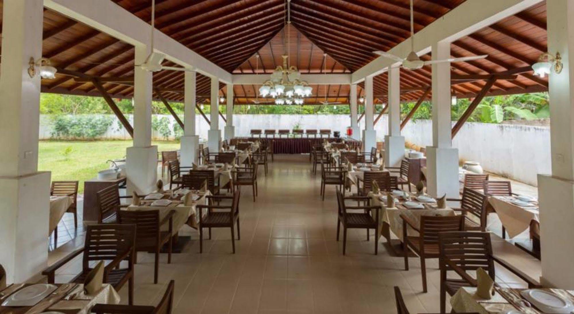 Hotel Chenra Kataragama Exterior photo