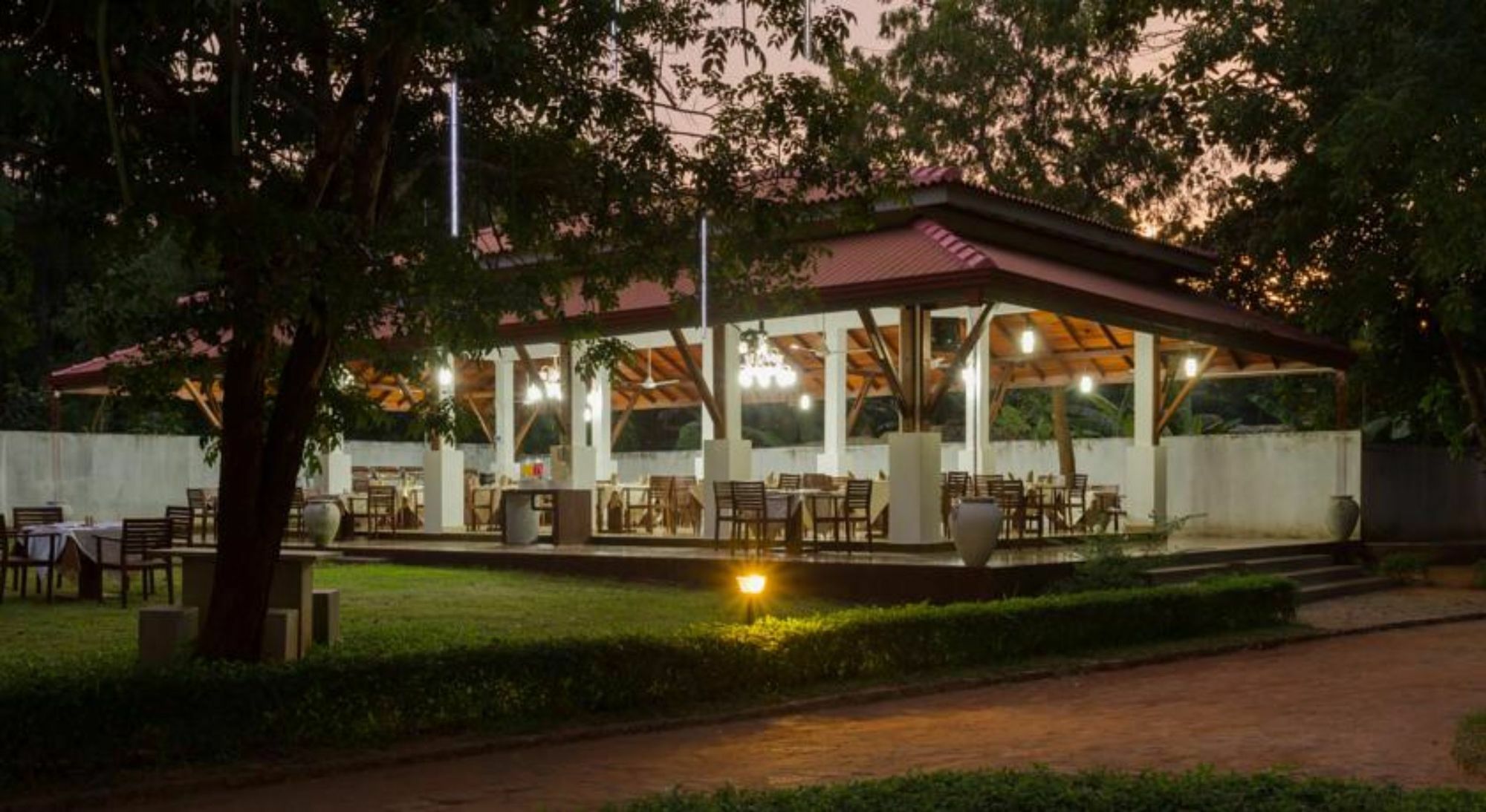 Hotel Chenra Kataragama Exterior photo